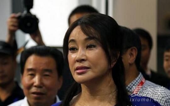 赵薇刘晓庆亲密合影 60岁刘晓庆素颜老态照不忍直视_刘晓庆素颜照吓死人