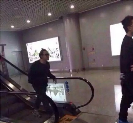 ����Ѹ����һ���� ����Ѹ���ڴ���Ц�㣨ͼ����_����Ѹ���߶���
