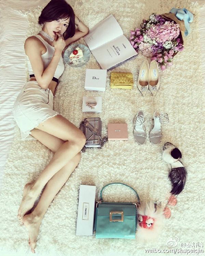 �������Ϲ�����Ů������lisa���ͷ΢�����ϱ���_�������Ϲ�����