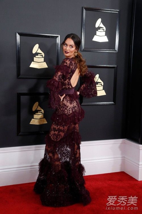 ��������ȫ¶��Ů������Ϯ��2017��������̺