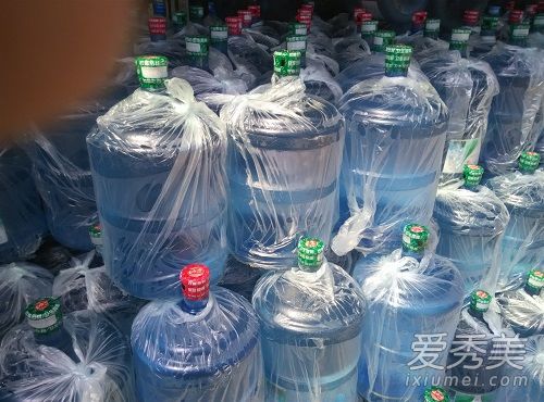 ��ˮð��Ͱװˮ�ѵ㱻�鴦 ��α��Ͱװˮ���