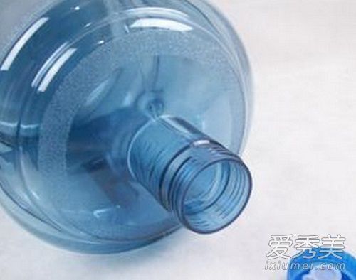 ��ˮð��Ͱװˮ�ѵ㱻�鴦 ��α��Ͱװˮ���