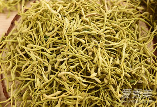 新鲜金银花怎样晒干不变黑 金银花采摘后是直接晒干还是洗后晒干