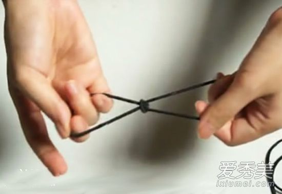 一字肩衣服如何固定住不往上跑 一字肩衣服老是往上跑怎么办