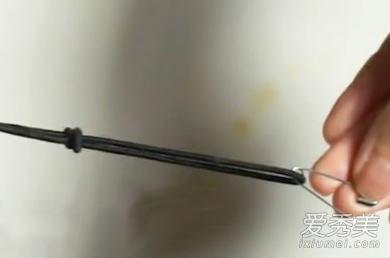 一字肩衣服如何固定住不往上跑 一字肩衣服老是往上跑怎么办