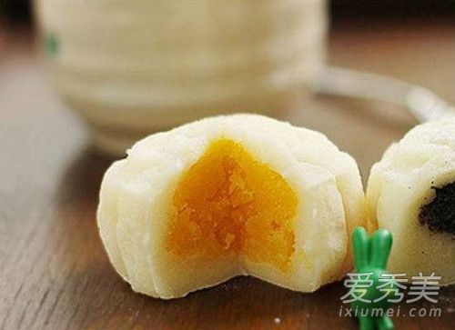 冰皮奶黄月饼好吃吗 冰皮奶黄月饼怎么做