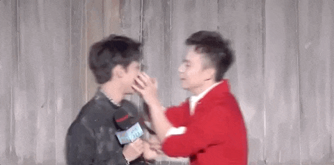 董子健强吻王俊凯是怎么回事 董子健为什么强吻王俊凯gif图片