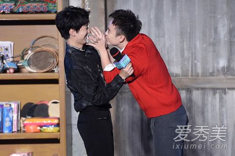 董子健强吻王俊凯是怎么回事 董子健为什么强吻王俊凯gif图片