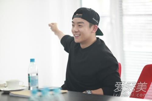 郑恺涂口红后吃东西是什么意思 郑恺涂口红后吃东西程晓玥为什么上热搜