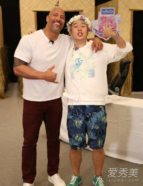 杜海涛微博晒与强森合影 遭网友调侃虚胖