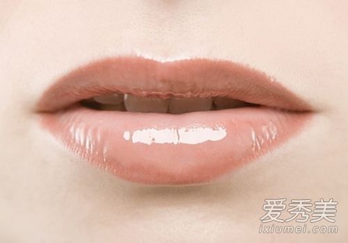 凡士林涂嘴唇有坏处吗 凡士林涂嘴唇敷一夜吗