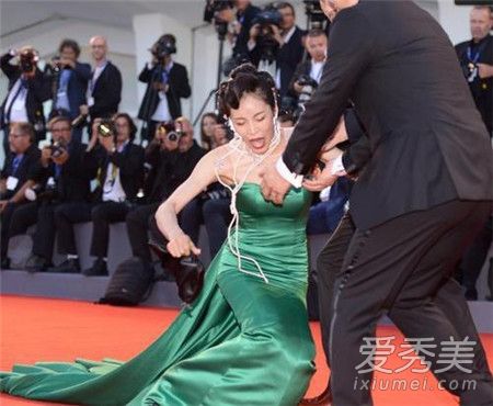 һ��Ů������ץ��˲����Ϯ �����˺�����