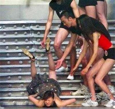 һ��Ů������ץ��˲����Ϯ �����˺�����