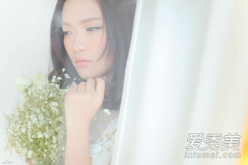 抖音你知不知道我爱你就像飞蛾扑向火是什么歌 两个人的回忆一个人过歌词完整版