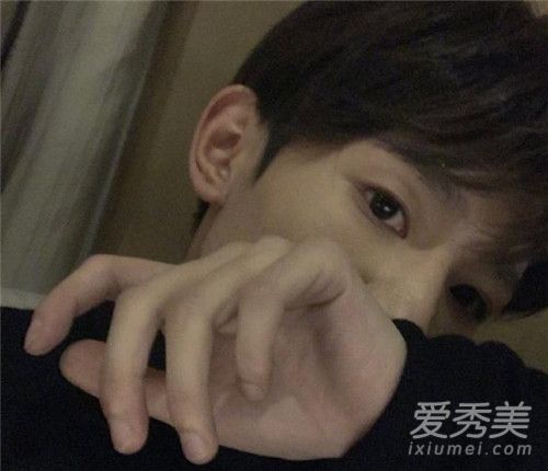 王源深夜晒自拍 以手遮脸帅气不减