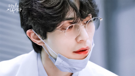 ���˼����������� �Դ��ں�ɫ�ŵ����ٶ�ƾ��ֵȦ�ۣ�