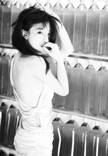 熊乃瑾《男人装》性感妖娆写真