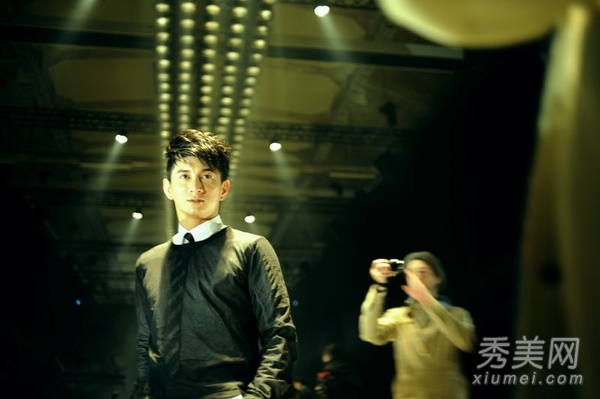 吴奇隆巴黎时装周显潮范 Nicky Wu成国际流行语