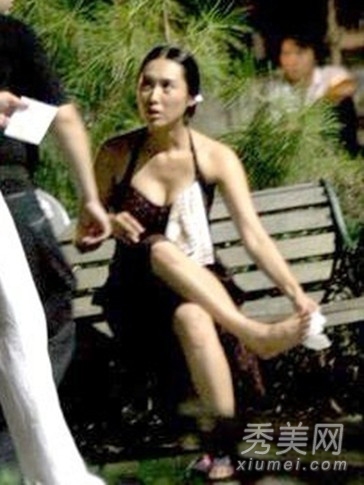 曝光十位大牌女星街拍不雅照