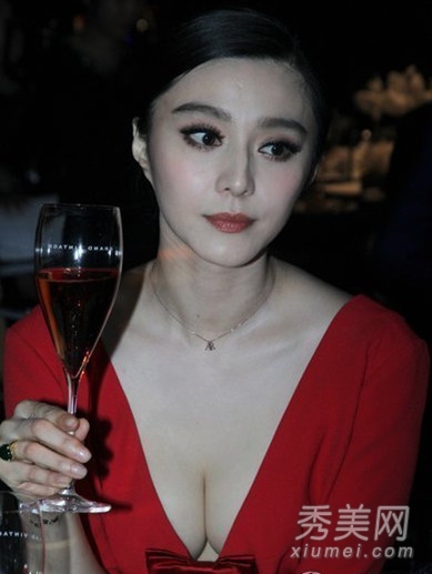 范冰冰杨颖 女星挤胸太夸张快破了