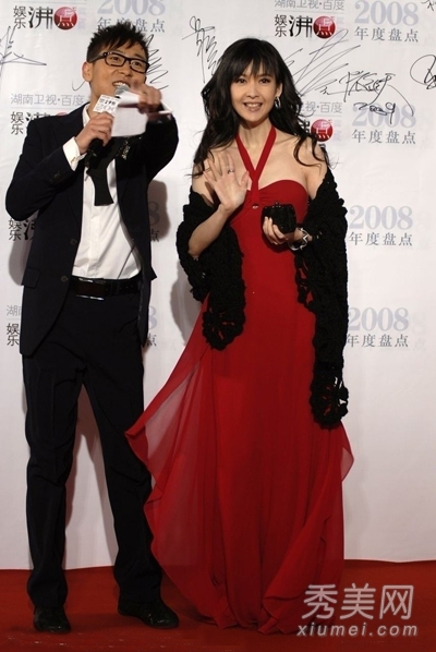 周慧敏惊艳《天天向上》 盘点女神气质装扮