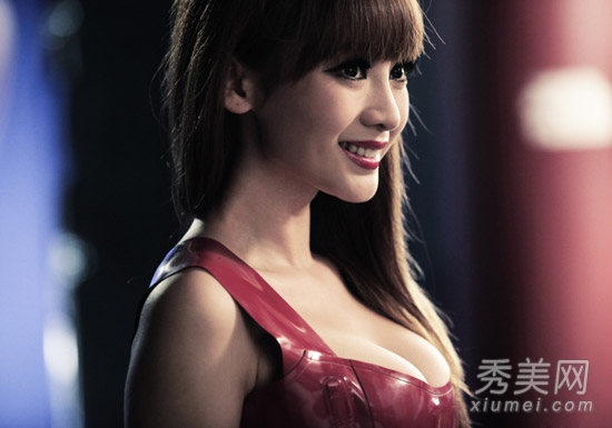 女星裸胸斗奶 12大胸器女星谁与争锋