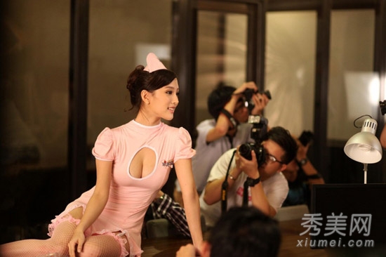 女星裸胸斗奶 12大胸器女星谁与争锋