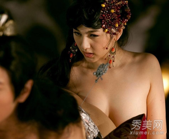 女星裸胸斗奶 12大胸器女星谁与争锋