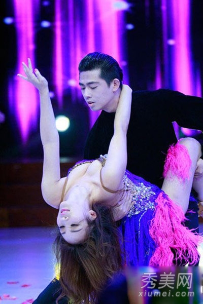 女星露肉炒作无下限 撩裙走光上下失守