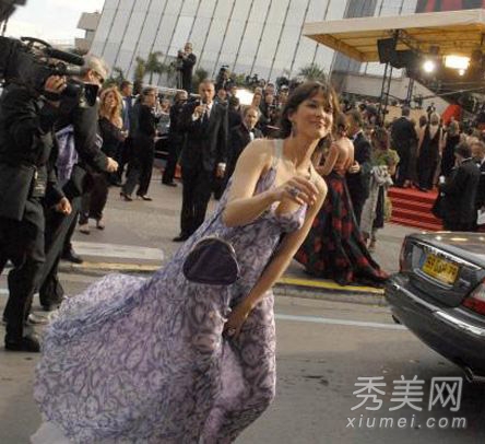 女星露肉炒作无下限 撩裙走光上下失守