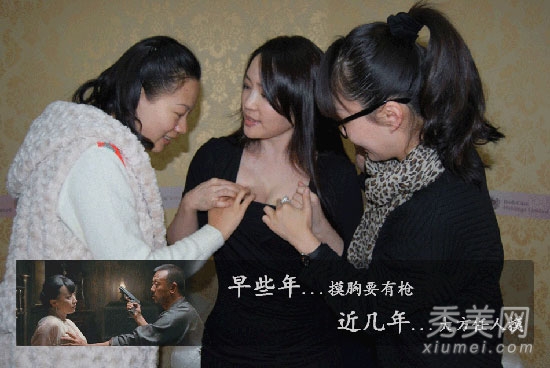 女星炒作无底线 献上美乳让人摸