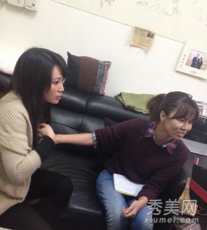 女星炒作无底线 献上美乳让人摸