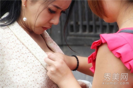 女星炒作无底线 献上美乳让人摸