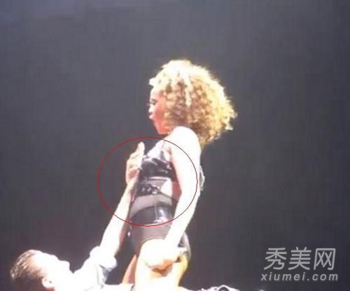 女星炒作无底线 献上美乳让人摸