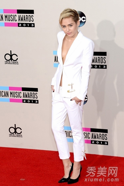 裸身穿西装 明星真空露乳性感又霸气