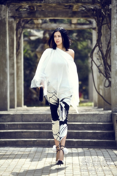 名模李艾最新街拍 高个妞玩转OL风格