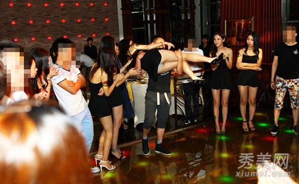 CJ嫩模陷“游艇门”现场堪比海天盛筵