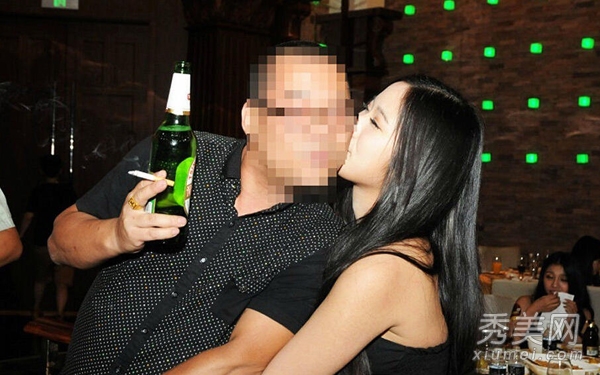 CJ嫩模陷“游艇门”现场堪比海天盛筵