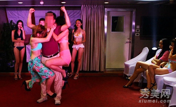 CJ嫩模陷“游艇门”现场堪比海天盛筵