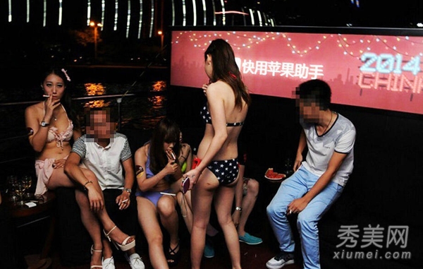 CJ嫩模陷“游艇门”现场堪比海天盛筵