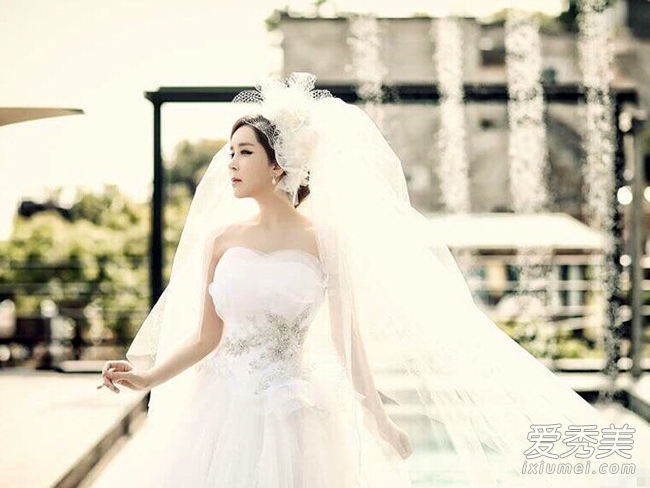 韩国变性女星河莉秀唯美婚纱照 性感动人