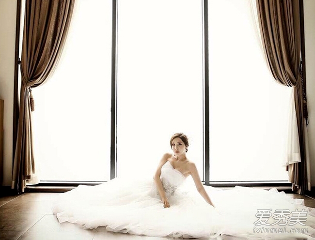 韩国变性女星河莉秀唯美婚纱照 性感动人