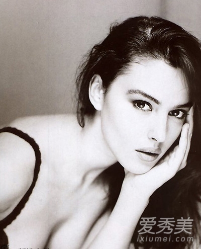 人间胸器莫妮卡美乳合集 张张都胸器逼人