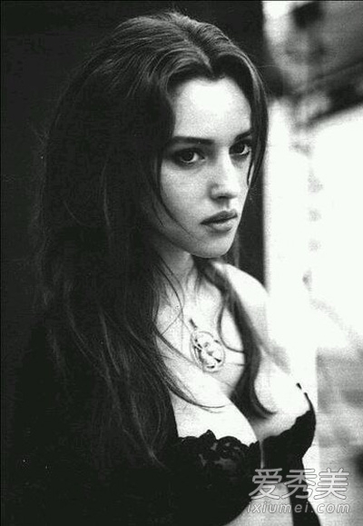 人间胸器莫妮卡美乳合集 张张都胸器逼人