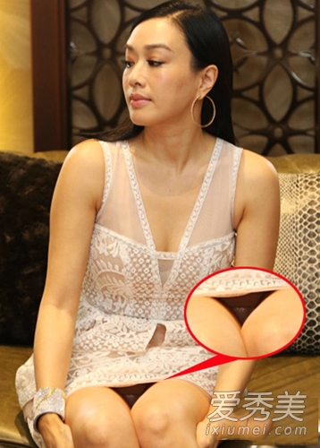 女星礼服崩开瞬间 大泄春光尴尬脸红