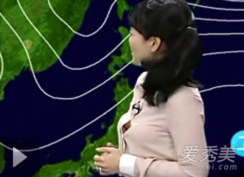 女星礼服崩开瞬间 大泄春光尴尬脸红