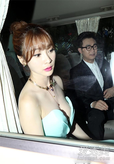 柳岩袒胸露乳瞬间 性感身材秒杀宅男