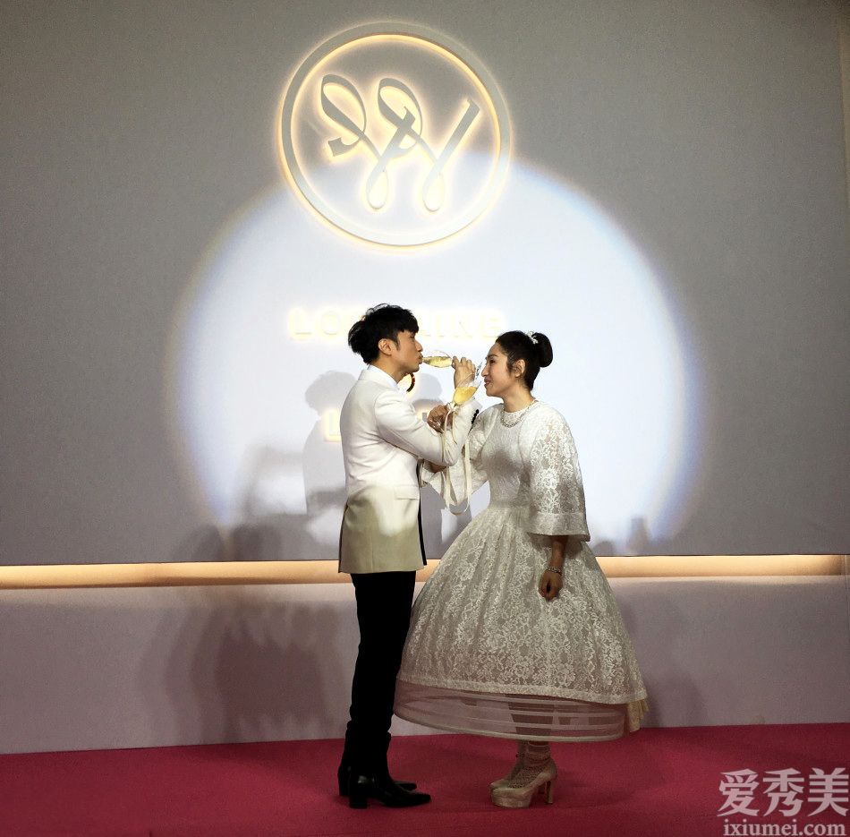 古巨基大婚!姐弟恋21年新娘感动哭成泪人_古巨基老婆