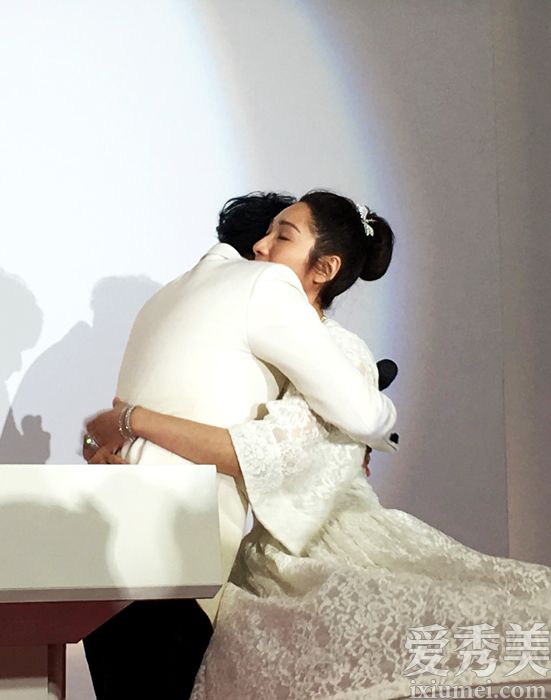 古巨基大婚!姐弟恋21年新娘感动哭成泪人_古巨基老婆