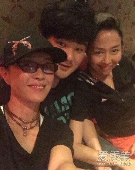 傅艺伟吸毒被捕儿子替母道歉 傅艺伟儿子高乐男资料照_傅艺伟图片